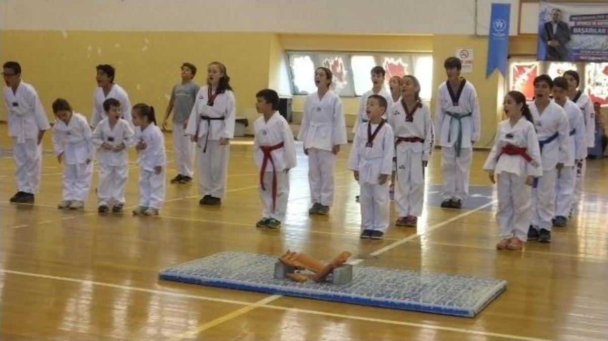 Burhaniye De Amat&ouml;r Spor Haftası T&ouml;reni Ş&ouml;lene D&ouml;n&uuml;şt&uuml;