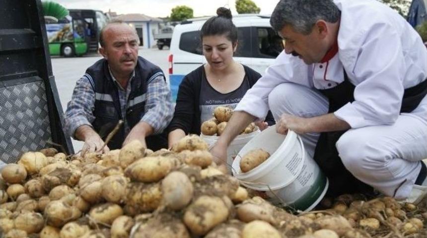 Mahalle Halkı, Taşeron İş&ccedil;ilere Dağıtılmak &Uuml;zere 3 Ton Patates Bağışladı