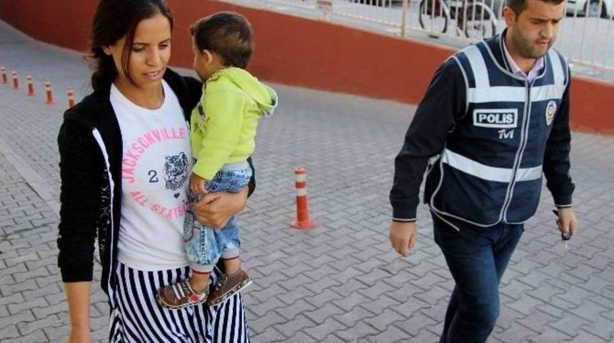 Ka&ccedil;ak Sigarayla Yakalanan Ş&uuml;pheli, Sağlık Kontrol&uuml;ne Kucağında &Ccedil;ocuğuyla Geldi