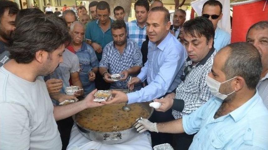 Başkan S&ouml;zl&uuml;, Hemşehrilerine Aşure İkram Etti