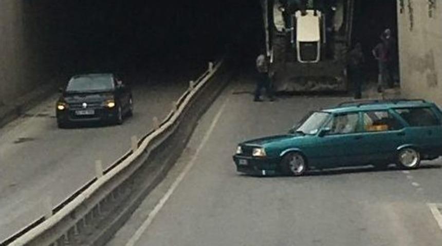 Kamyon Kasasında Taşınan Kep&ccedil;e T&uuml;nele Takıldı