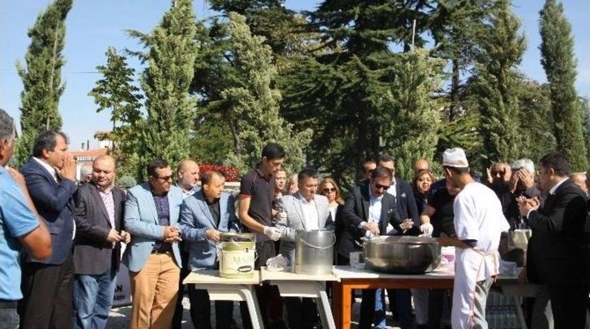 Ankaralılar Hacı Bayram&rsquo;da Aşure Dağıttı