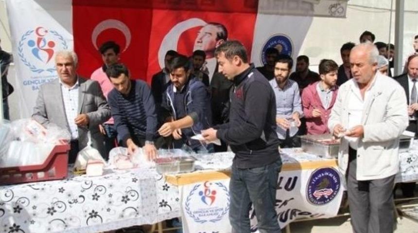 Fatih Camii&rsquo;nde Cemaate Aşure İkram Edildi