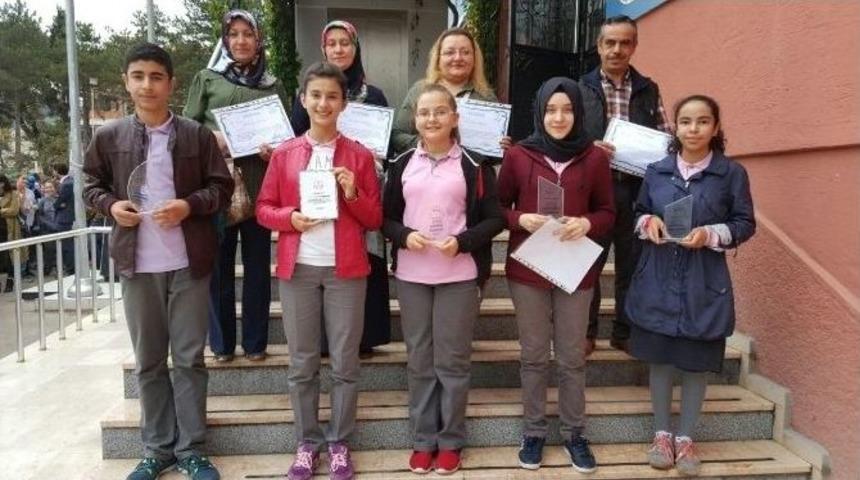 Kazanım Değerlendirme Sınavı&rsquo;nda Başarılı Olan &Ouml;ğrencilere Hediyeleri Verildi