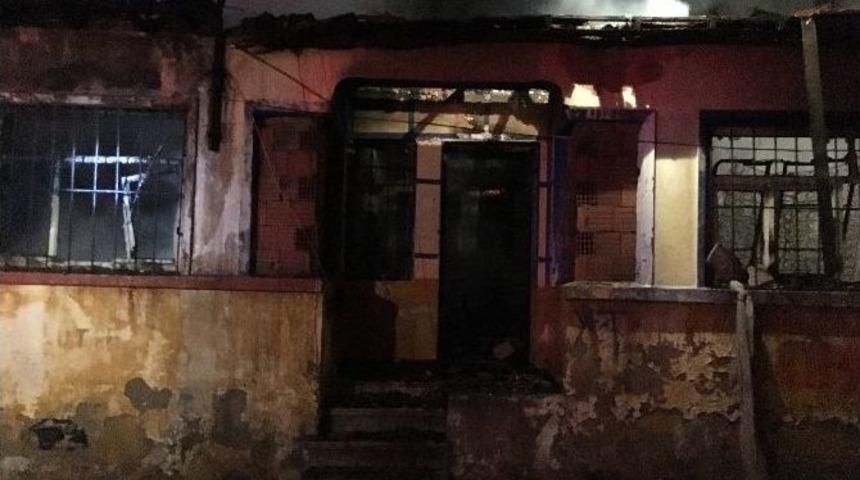 Boş Gecekondu Yangında K&uuml;l Oldu