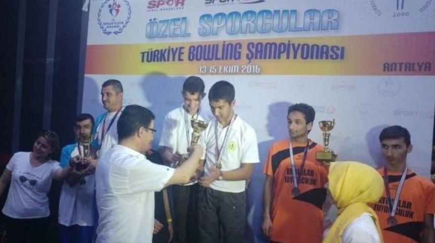 Burhaniyeli &Ouml;zel Sporcular Bowling Şampiyonu Oldu