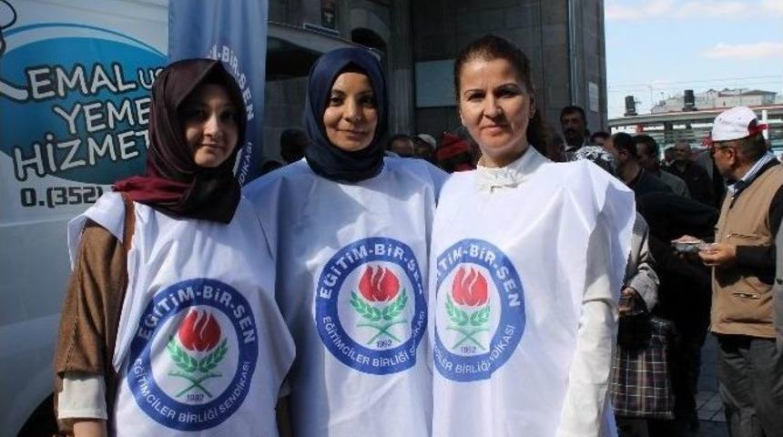 Eğitim Bir Sen Kadın Komisyonu Aşure Dağıttı