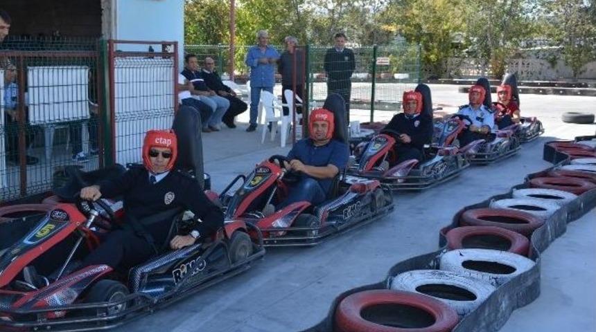 -polisler, Go-kart Pistinde Stres Attı