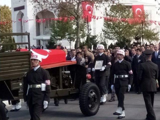 Şehit Annesi Oğlunun Cenaze Törenini Ambulans İçerisinde İzledi