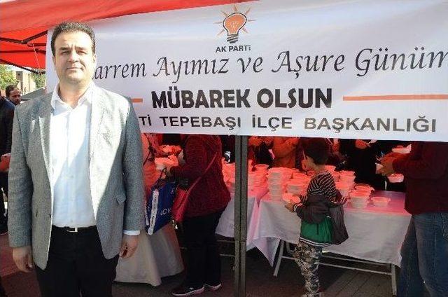 Ak Parti Tepebaşı İlçe Teşkilatı’ndan Aşure İkramı