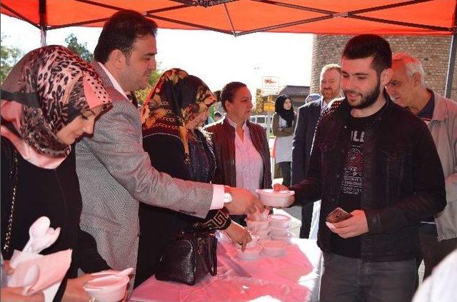 Ak Parti Tepebaşı İlçe Teşkilatı’ndan Aşure İkramı