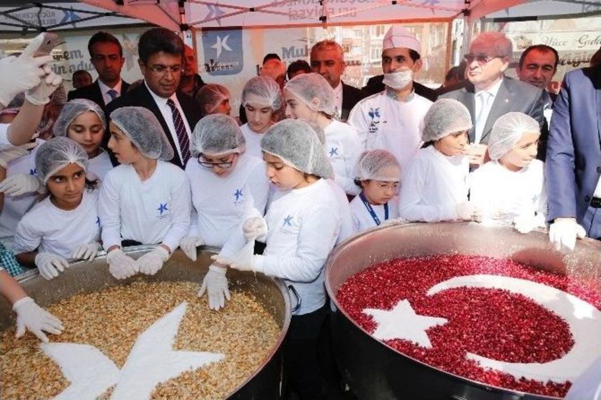 K&uuml;&ccedil;&uuml;k&ccedil;ekmece&rsquo;de Minik Ellerden Aşure İkramı