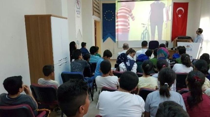 Gen&ccedil;lik Merkezinde Bilgilendirme Semineri