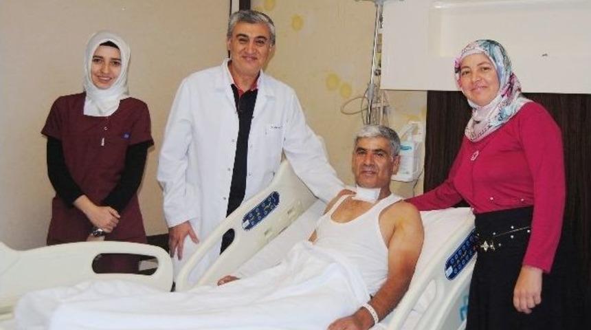 15 Ay Boyunca Boğazında 4 Santimetrelik Demir Par&ccedil;ası İle Yaşadı