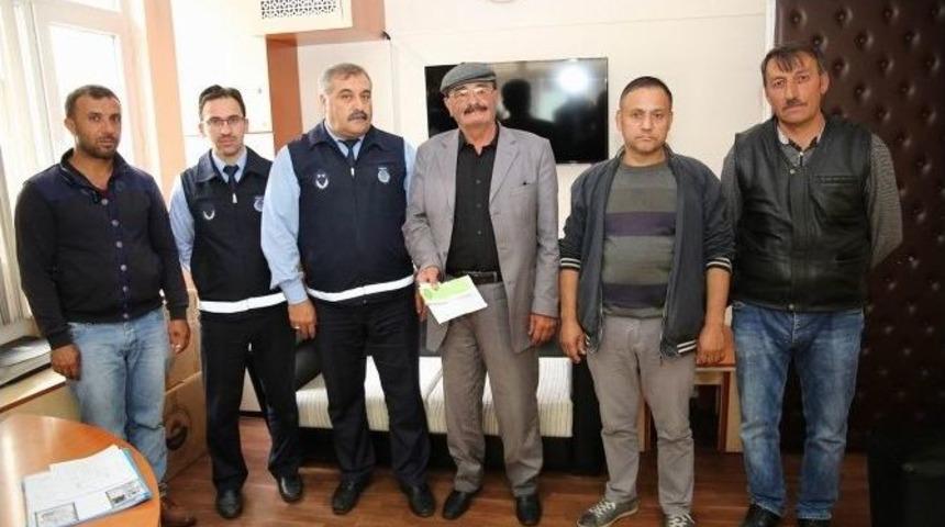 Yolda Bulduğu 100 Bin Liralık &Ccedil;eki Zabıtaya Teslim Etti