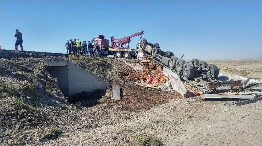 Devrilen Tır&rsquo;ın S&uuml;r&uuml;c&uuml;s&uuml; Hayatını Kaybetti