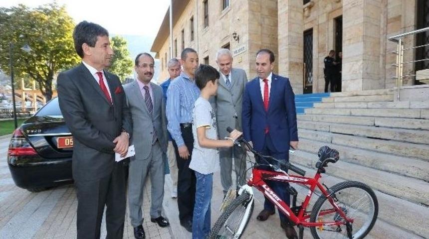 Vali Işık Bisiklet S&ouml;z&uuml;n&uuml; Tuttu