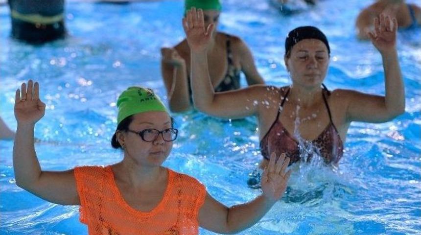 Muratpaşa&rsquo;da Yerleşik Yabancılar Da Su Jimnastiğini Sevdi