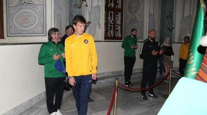 Osmanlıspor, Osman Gazi Ve Orhan Gazi&rsquo;nin T&uuml;rbeleri Ziyaret Etti
