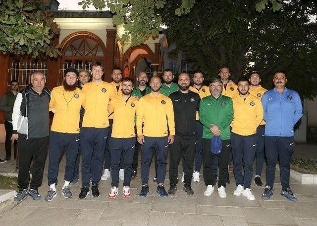 Osmanlıspor, Osman Gazi Ve Orhan Gazi’nin Türbeleri Ziyaret Etti