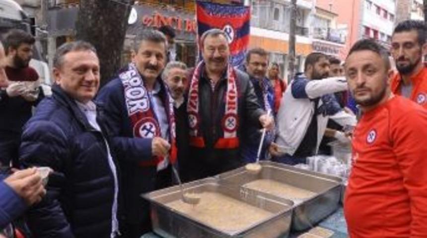 Spor Ve Siyaset Elele Vatandaşa Aşure Dağıttı