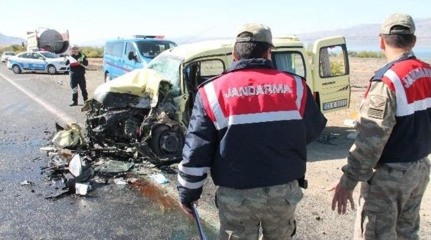 Otomobil İle Hafif Ticari Ara&ccedil; &Ccedil;arpıştı: 2 Ağır Yaralı