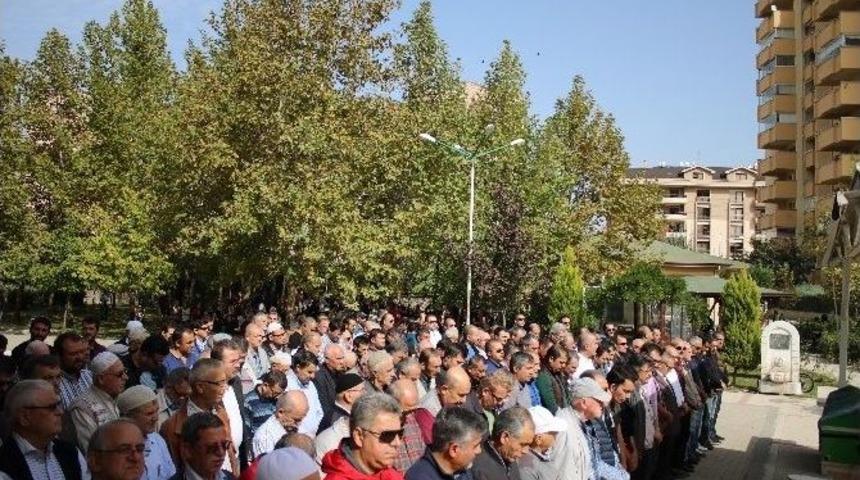 6 Kişiyi Hayata Bağlayan Annenin Cenazesinde G&ouml;z Yaşları Sel Oldu