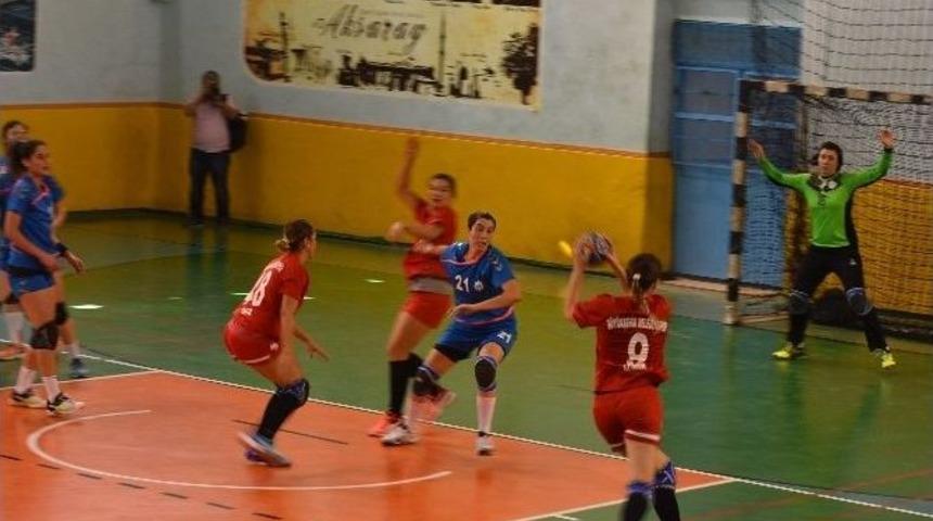 Aksaray Belediyespor Hentbolda Seyircisi &Ouml;n&uuml;nde Mağlup