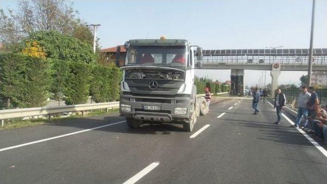 Şoför Yüksekliği Hesap Edemeyince Dorse Üst Geçide Sıkıştı