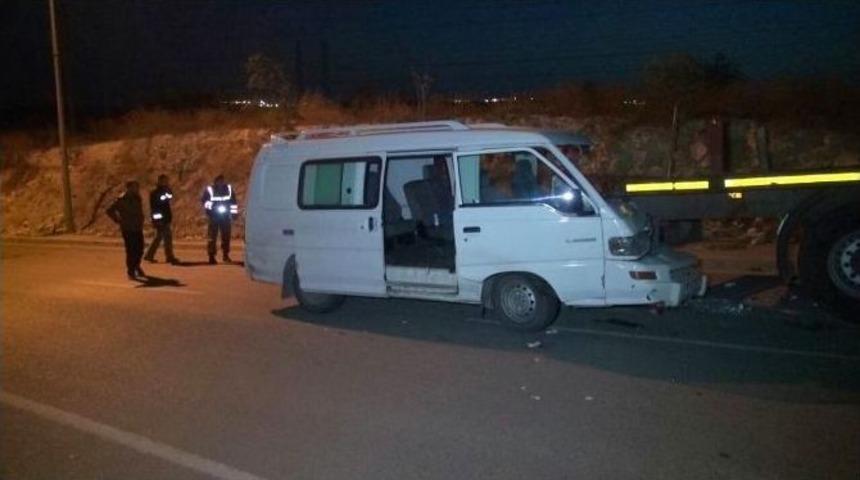 Panelvan Minib&uuml;s, Park Halindeki Tır&rsquo;a Arkadan &Ccedil;arptı: 1 Yaralı