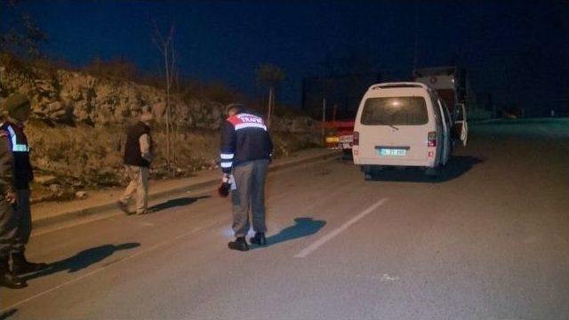 Panelvan Minibüs, Park Halindeki Tır’a Arkadan Çarptı: 1 Yaralı