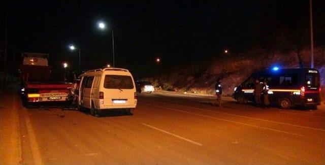 Panelvan Minibüs, Park Halindeki Tır’a Arkadan Çarptı: 1 Yaralı