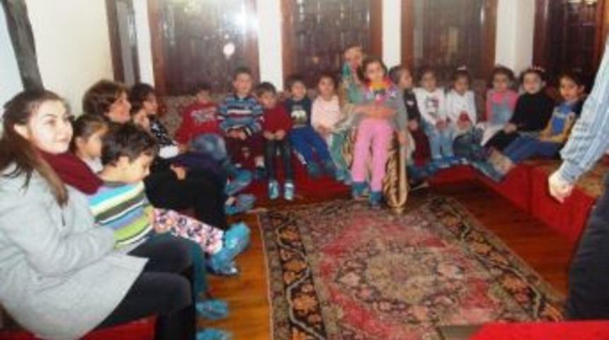 Minik &Ccedil;ocuklara Tarihi Konakta Masal Saati