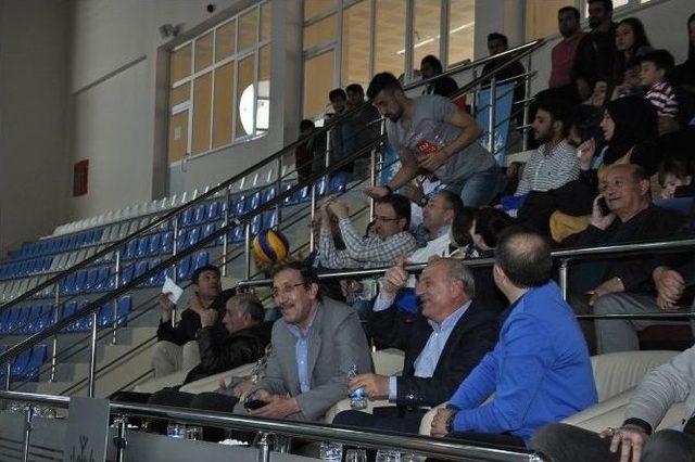 Palandöken Belediyespor Voleybol Takımı Sezona Galibiyetle Başladı