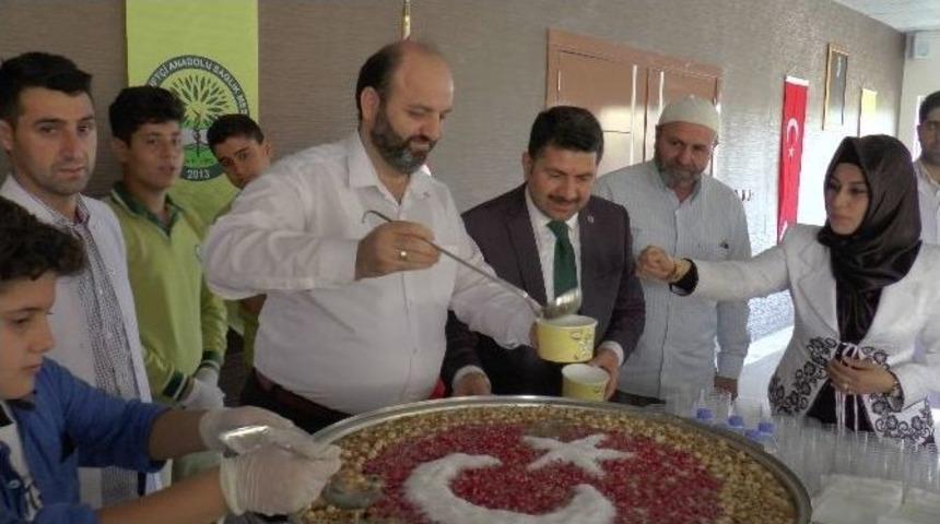 Lise &Ouml;ğrencilerine T&uuml;rk Bayraklı Aşure