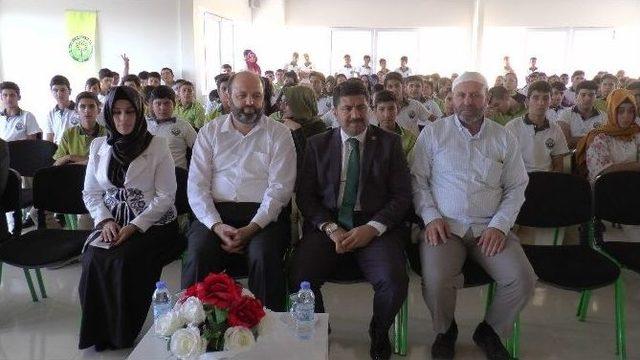 Lise Öğrencilerine Türk Bayraklı Aşure