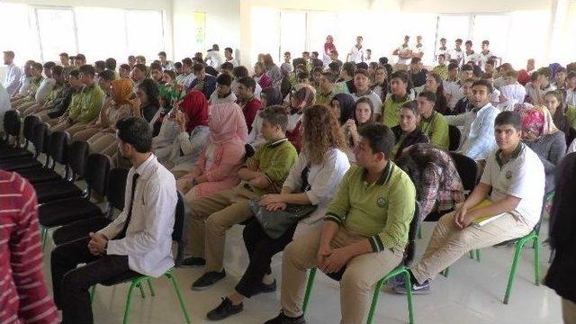 Lise Öğrencilerine Türk Bayraklı Aşure
