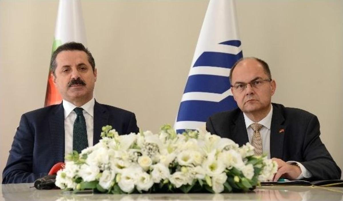 Bakan &Ccedil;elik: "sınırlar Dışındaki Bataklık Devam Ettiği S&uuml;rece Ter&ouml;rist &Uuml;remeye Devam Edecek"