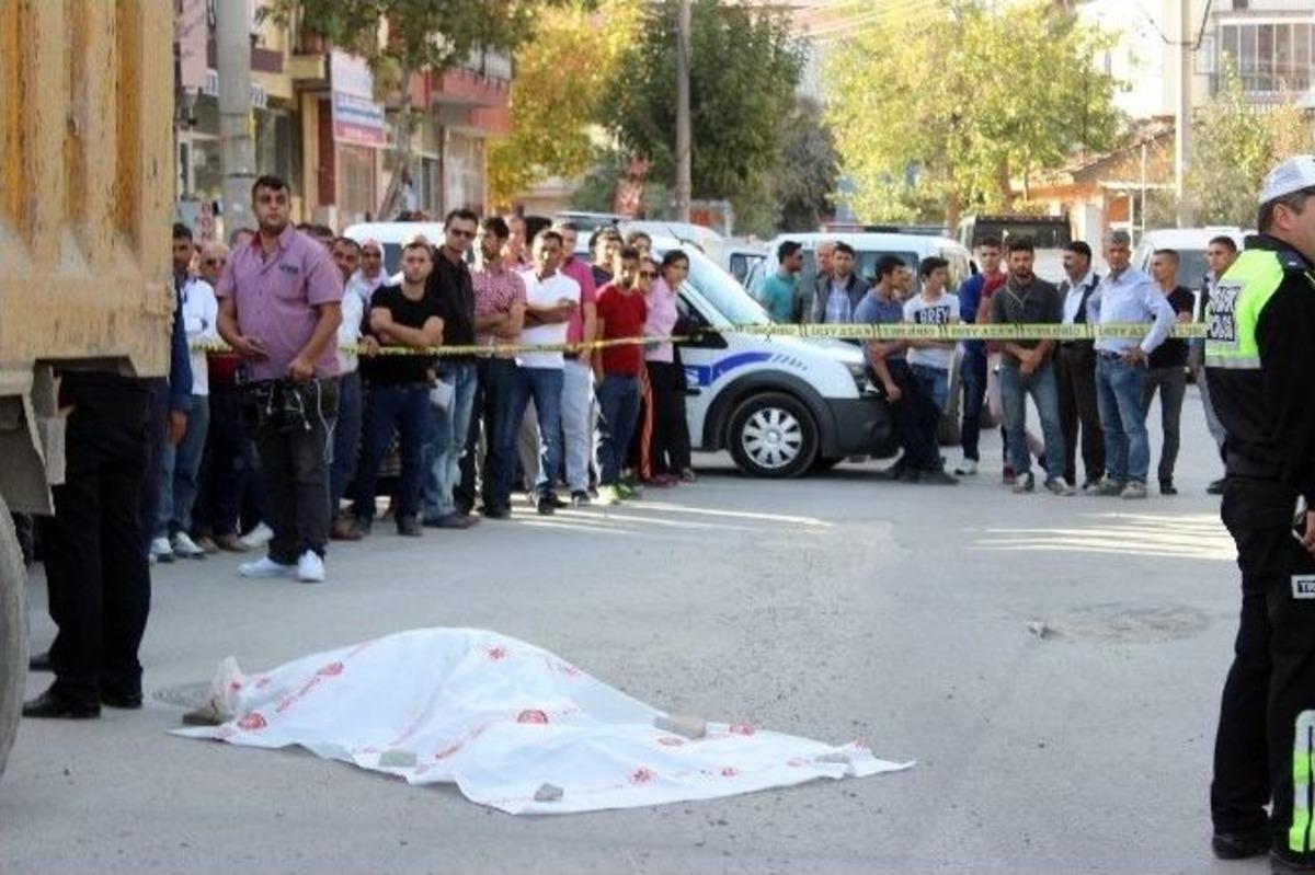 Kamyonun &Ccedil;arptığı Yaşlı Adam Hayatını Kaybetti