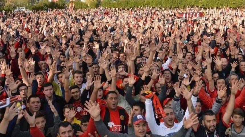 Taraftarlar Eskişehirspor Ma&ccedil;ını Bu Kez Dev Ekrandan Takip Etti