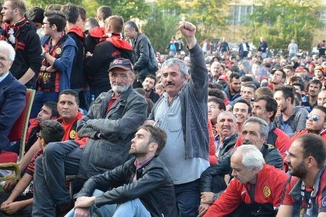 Taraftarlar Eskişehirspor Maçını Bu Kez Dev Ekrandan Takip Etti