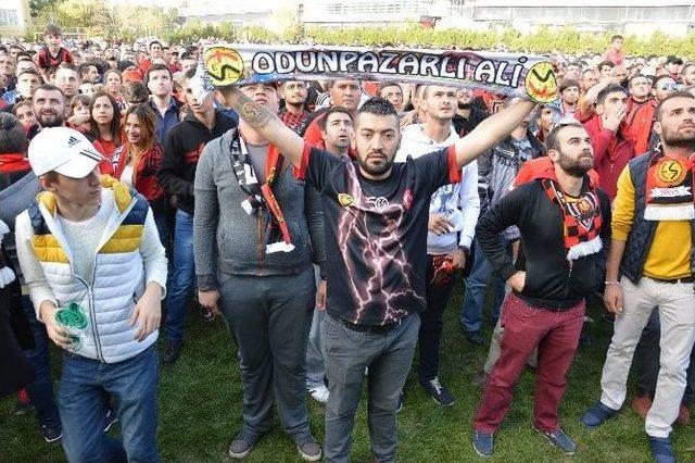 Taraftarlar Eskişehirspor Maçını Bu Kez Dev Ekrandan Takip Etti