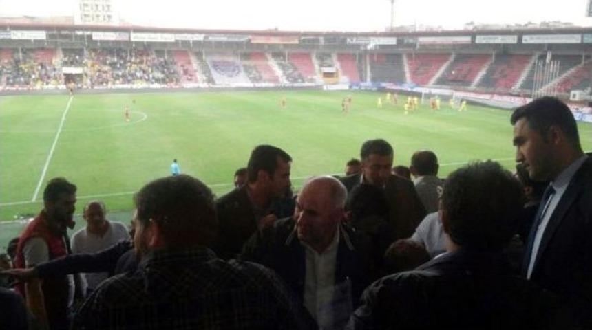 B&uuml;y&uuml;kşehir Gaziantepspor - Samsunspor Ma&ccedil;ında Protokol Karıştı