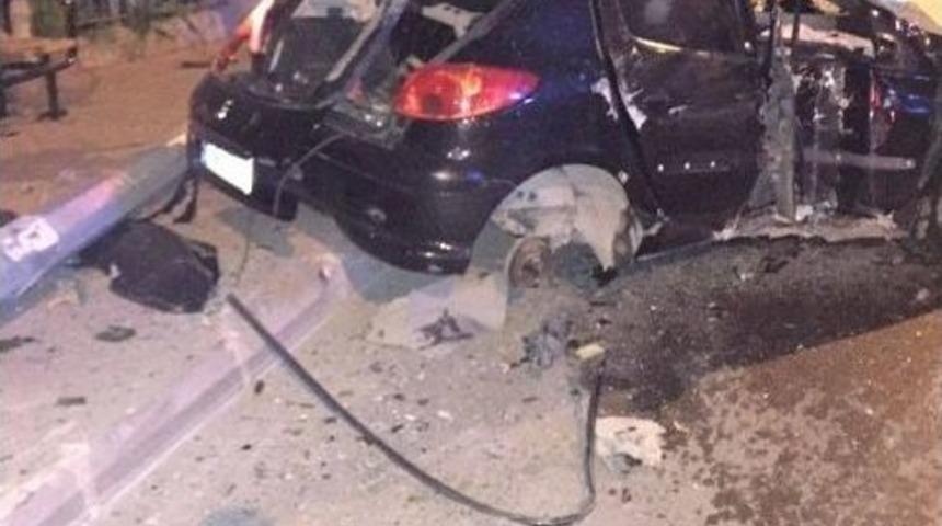 Direksiyon Hakimiyetini Kaybeden Otomobil &Ccedil;&ouml;p Konteynerine &Ccedil;arptı: 1 Yaralı