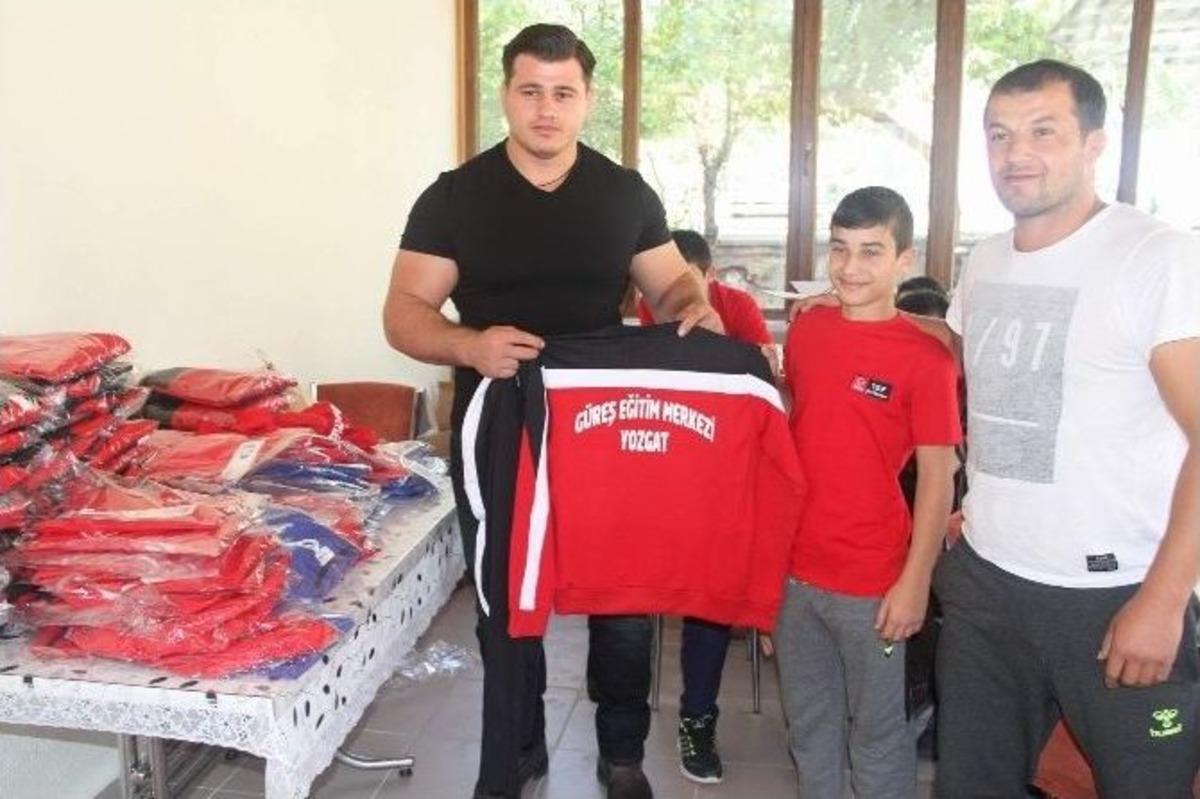 Milli G&uuml;reş&ccedil;i Rıza Kayaalp&rsquo;ten &Ouml;rnek Davranış