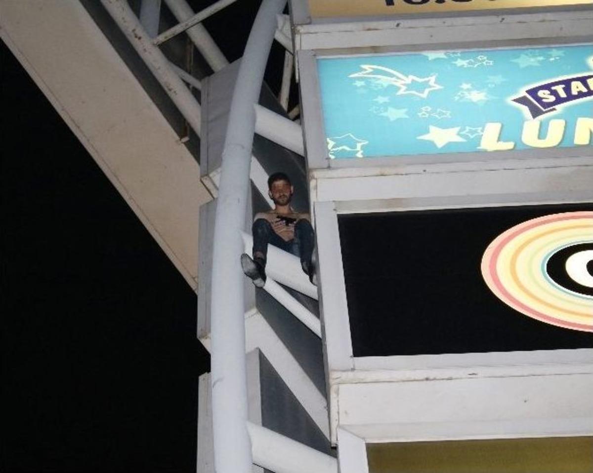 İntihar Etmek İsteyen Gen&ccedil;, Kardeşini Rehin Aldı