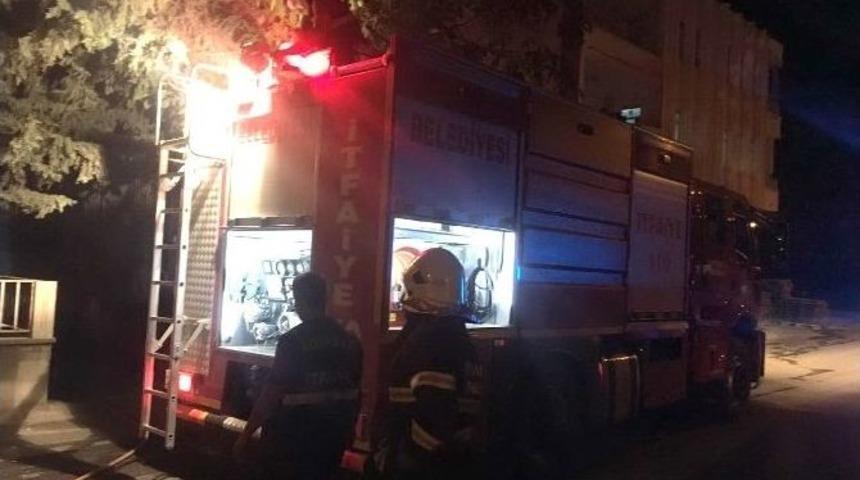 Bah&ccedil;ede &Ccedil;ıkan Yangın Binaya Ulaşmadan S&ouml;nd&uuml;r&uuml;ld&uuml;