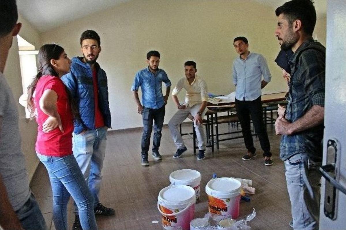 Tog G&ouml;n&uuml;ll&uuml;leri K&ouml;y Okulunu Boyaladı