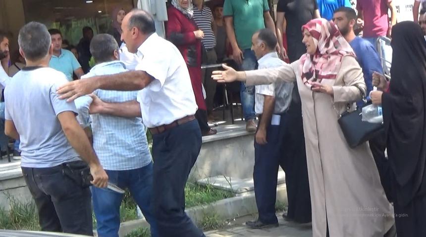 Otopark parası kavgası: 3 kişi bı&ccedil;akla g&ouml;revliye saldırdı