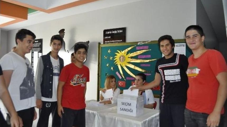 &Ouml;ğrenciler Sandık Başına Gitti